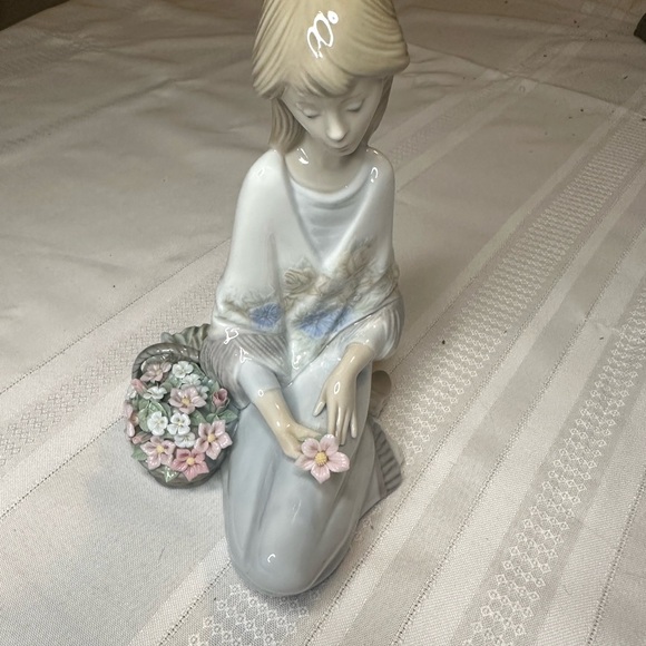 Iladro Girl Kneeling Next to Flower Basket - Picture 2 of 12